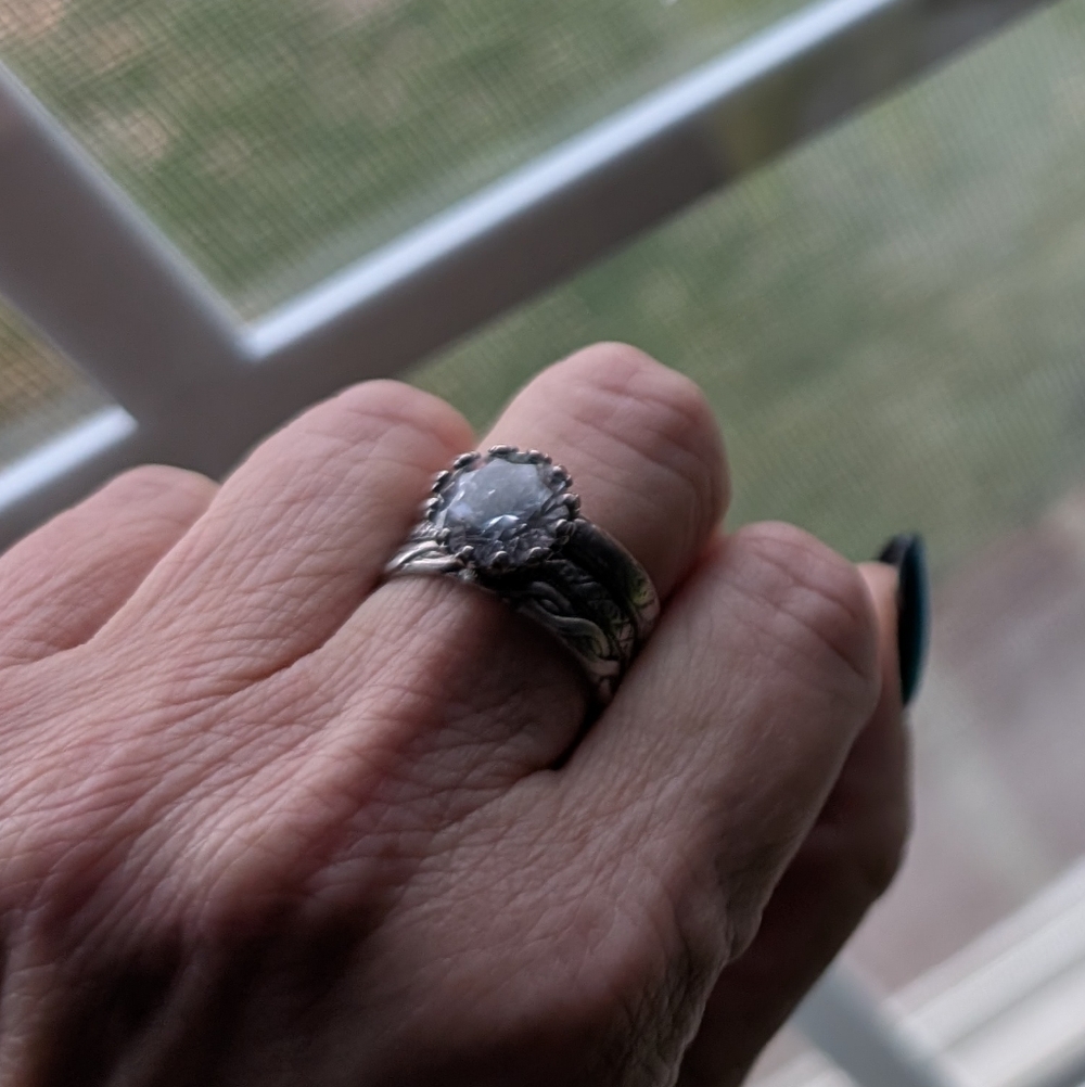 Sterling Silver Ring 💍 Cubic Zirconia I think ? ,,, Size 7 Absolutely Gorgeous
